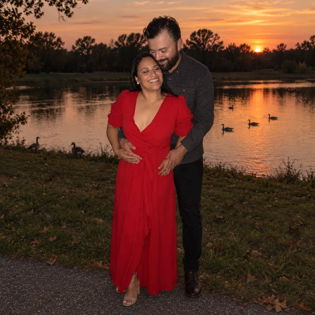 Ximena y Miguel abrazados junto al agua al atardecer
