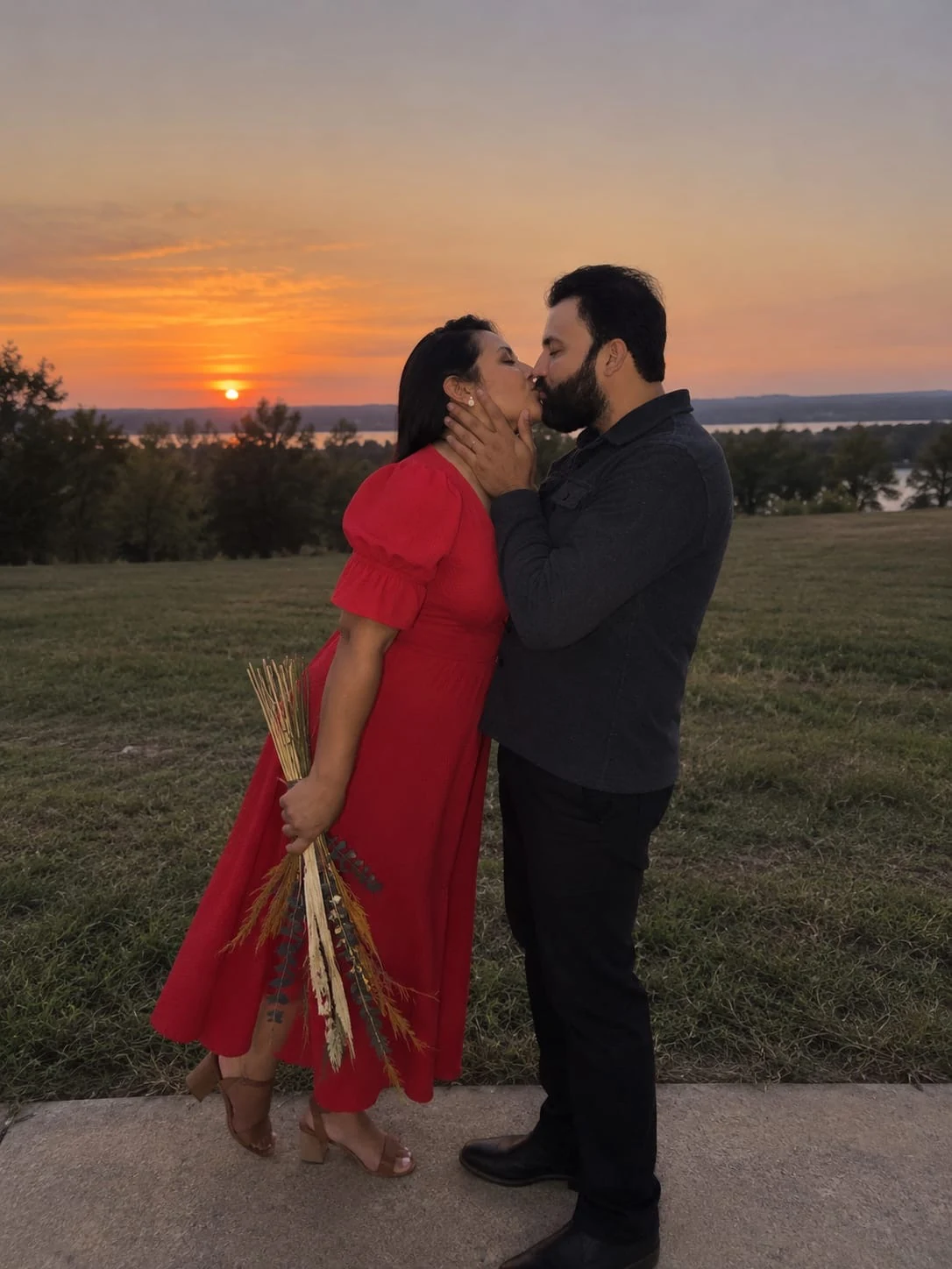 Ximena y Miguel se besan al atardecer