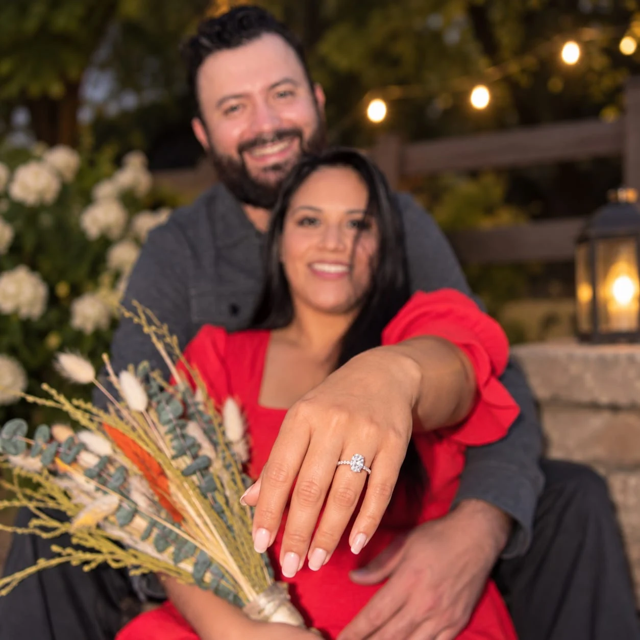 Ximena muestra su anillo de compromiso junto a Miguel