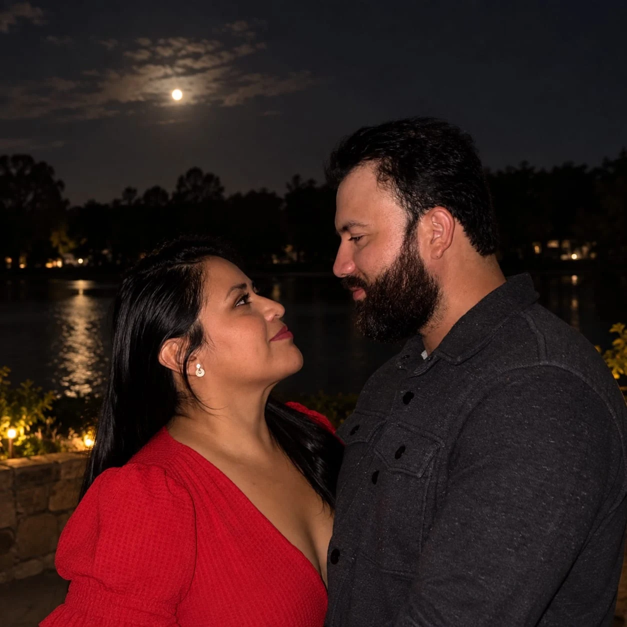 Ximena y Miguel se miran junto al agua bajo la luna